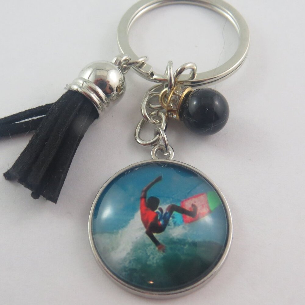 Surfing Keychain – Ocean Wave Surfer Key Ring with Tassel and Bead Accent, Beach